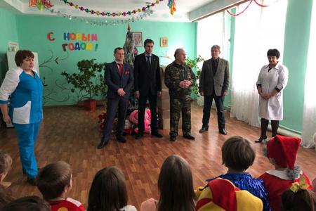 Новогодние подарки детям Новороссии от коммунистов Дона и Якутии