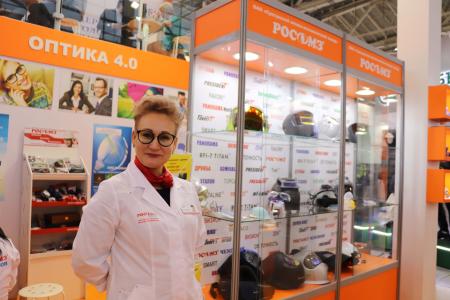 Юрий Афонин посетил экспозицию Суксунского оптико-механического завода на выставке в Москве