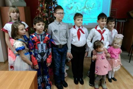 Пионеры Хакасии помогли Деду Морозу одолеть Шапокляк