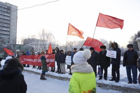 Пикет КПРФ против повышения цен на бензин прошел в Новосибирске