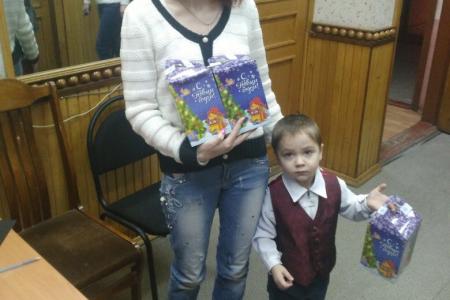 Тула. Олег Лебедев вручил подарки детям из малоимущих семей