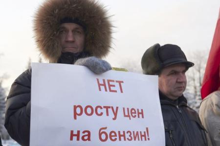 Пикет КПРФ против повышения цен на бензин прошел в Новосибирске