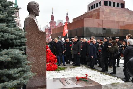 Коммунисты возложили цветы к могилам И.В. Сталина и Ф.Э. Дзержинского