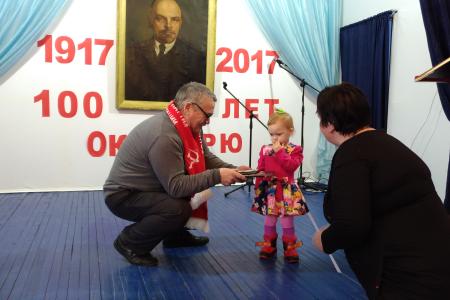 Камчатский крайком КПРФ наградил участников детского конкурса рисунков «100-летие Великой Октябрьской Социалистической революции»