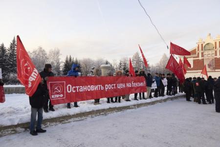 Пикет КПРФ против повышения цен на бензин прошел в Новосибирске