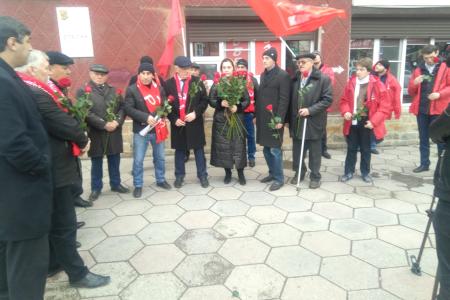 Республика Дагестан. В Махачкале в день рождения Сталина состоялось возложение цветов к его мемориальной доске