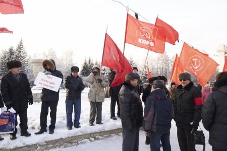Пикет КПРФ против повышения цен на бензин прошел в Новосибирске