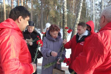 Тюменские коммунисты возложили красные гвоздики к памятнику И.В. Сталину