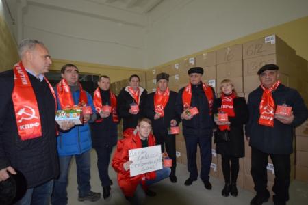 Новогодние подарки детям Новороссии от коммунистов Дона и Якутии