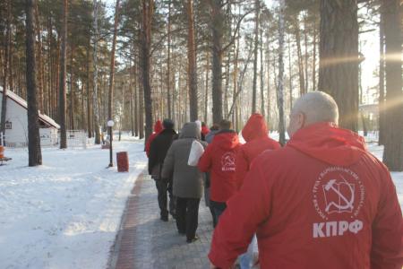Тюменские коммунисты возложили красные гвоздики к памятнику И.В. Сталину