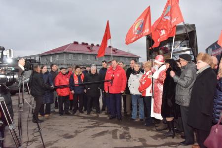Коммунисты отправили 68-ой новогодний гуманитарный конвой