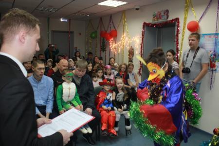 В Тюменском обкоме состоялось новогоднее представление для детей