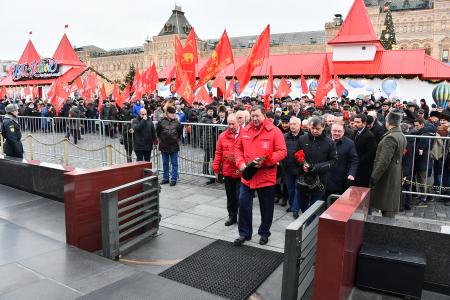 Коммунисты возложили цветы к могилам И.В. Сталина и Ф.Э. Дзержинского