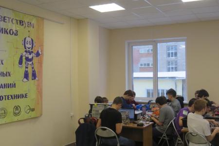 Мэр Новосибирска коммунист Анатолий Локоть открыл VI Городские молодежные соревнования по робототехнике