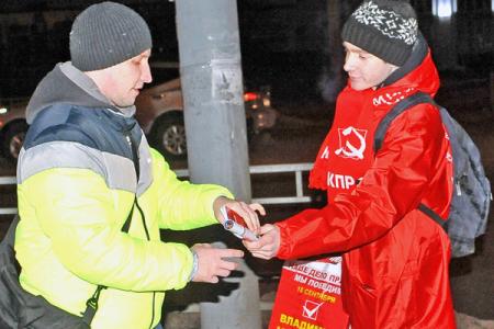 Дед Мороз и Снегурочка от Ивановского горкома КПРФ