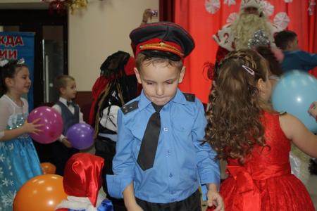 В канун Нового года в Белгородском обкоме КПРФ главными гостями были дети из социально незащищенных семей