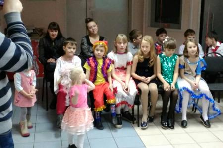 Пионеры Хакасии помогли Деду Морозу одолеть Шапокляк