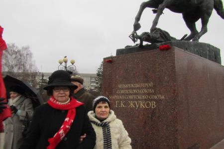 В Калуге прошел торжественный митинг с возложением цветов к Вечному Огню и памятнику Г.К. Жукову