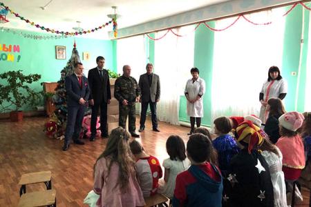 Новогодние подарки детям Новороссии от коммунистов Дона и Якутии