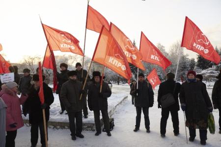 Пикет КПРФ против повышения цен на бензин прошел в Новосибирске