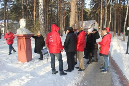 Тюменские коммунисты возложили красные гвоздики к памятнику И.В. Сталину