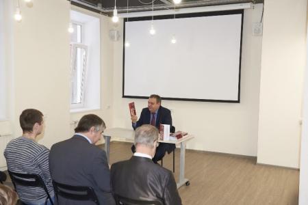 Секретарь Новосибирского обкома КПРФ Ренат Сулейманов презентовал свою книгу «Органы политического сыска в России: от Петра I до Сталина»