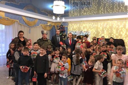Новогодние подарки детям Новороссии от коммунистов Дона и Якутии