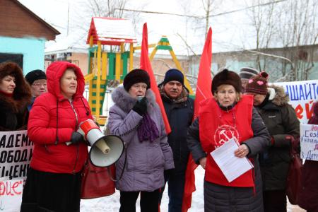Новгородские коммунисты провели митинг против закрытия начальной школы в Малой Вишере