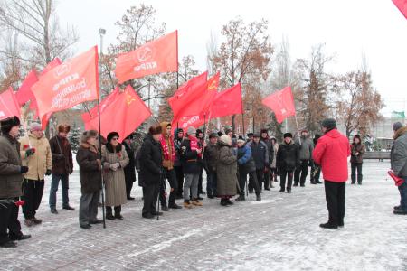 Самарские коммунисты возложили цветы к памятнику  В.И. Ленину на площади Революции