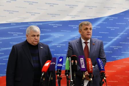 «Гайдаровский форум, программа Грудинина и вопросы межнациональных отношений». Н.В. Коломейцев и К.К. Тайсаев выступили перед журналистами в Госдуме