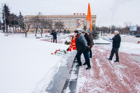 В Орле возложили цветы к памятнику Ленину