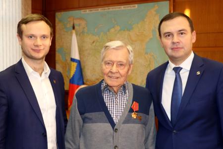 Юрий Афонин наградил ветеранов ВЛКСМ памятными медалями 