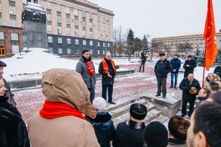 В Орле возложили цветы к памятнику Ленину