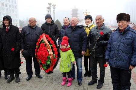 Коммунисты Калмыкии возложили венки и цветы к памятнику Ленину