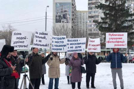"Не верь своим глазам". Чиновники убеждают протестующих, что дублёр МКАД им не навредит