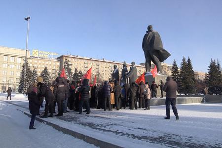 Суровые морозы не помешали новосибирцам принести цветы к памятнику Ленина