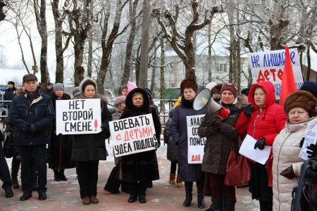 Новгородские коммунисты провели митинг против закрытия начальной школы в Малой Вишере