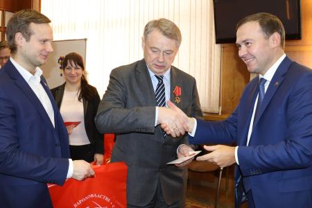 Юрий Афонин наградил ветеранов ВЛКСМ памятными медалями 