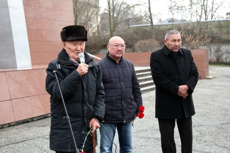 Памяти  освободителей Элисты. Коммунисты Калмыкии возложили венки и цветы к «Вечному огню»
