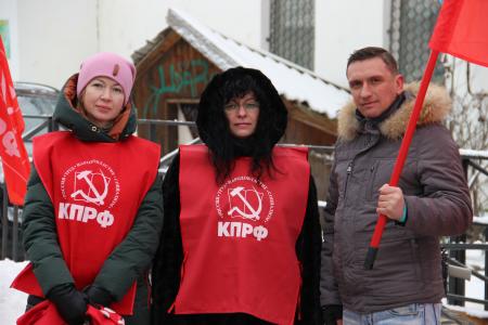 Новгородские коммунисты провели митинг против закрытия начальной школы в Малой Вишере