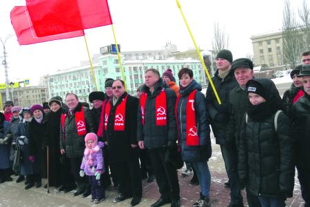 Курские коммунисты возложили алые гвоздики к памятнику вождю мирового пролетариата