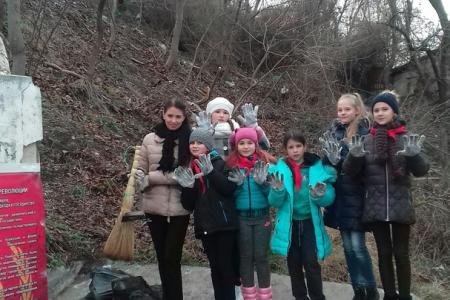 Севастополь. Коммунисты отремонтировали бюст В.И. Ленина в Троицкой балке