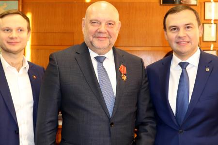 Юрий Афонин наградил ветеранов ВЛКСМ памятными медалями 