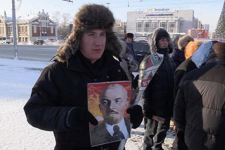 Суровые морозы не помешали новосибирцам принести цветы к памятнику Ленина