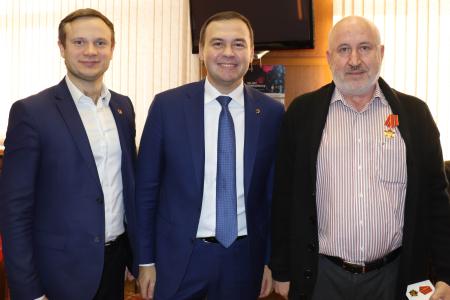Юрий Афонин наградил ветеранов ВЛКСМ памятными медалями 