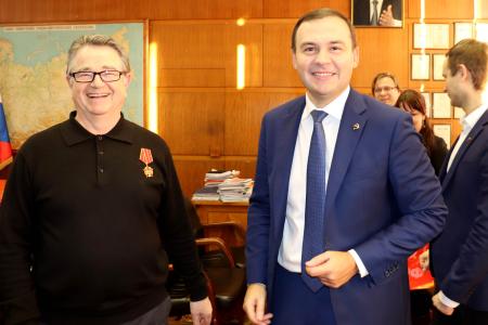 Юрий Афонин наградил ветеранов ВЛКСМ памятными медалями 