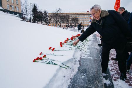 В Орле возложили цветы к памятнику Ленину