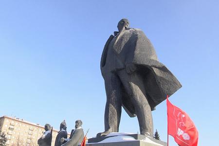 Суровые морозы не помешали новосибирцам принести цветы к памятнику Ленина