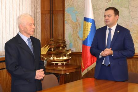 Юрий Афонин наградил ветеранов ВЛКСМ памятными медалями 
