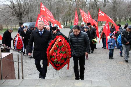 Памяти  освободителей Элисты. Коммунисты Калмыкии возложили венки и цветы к «Вечному огню»